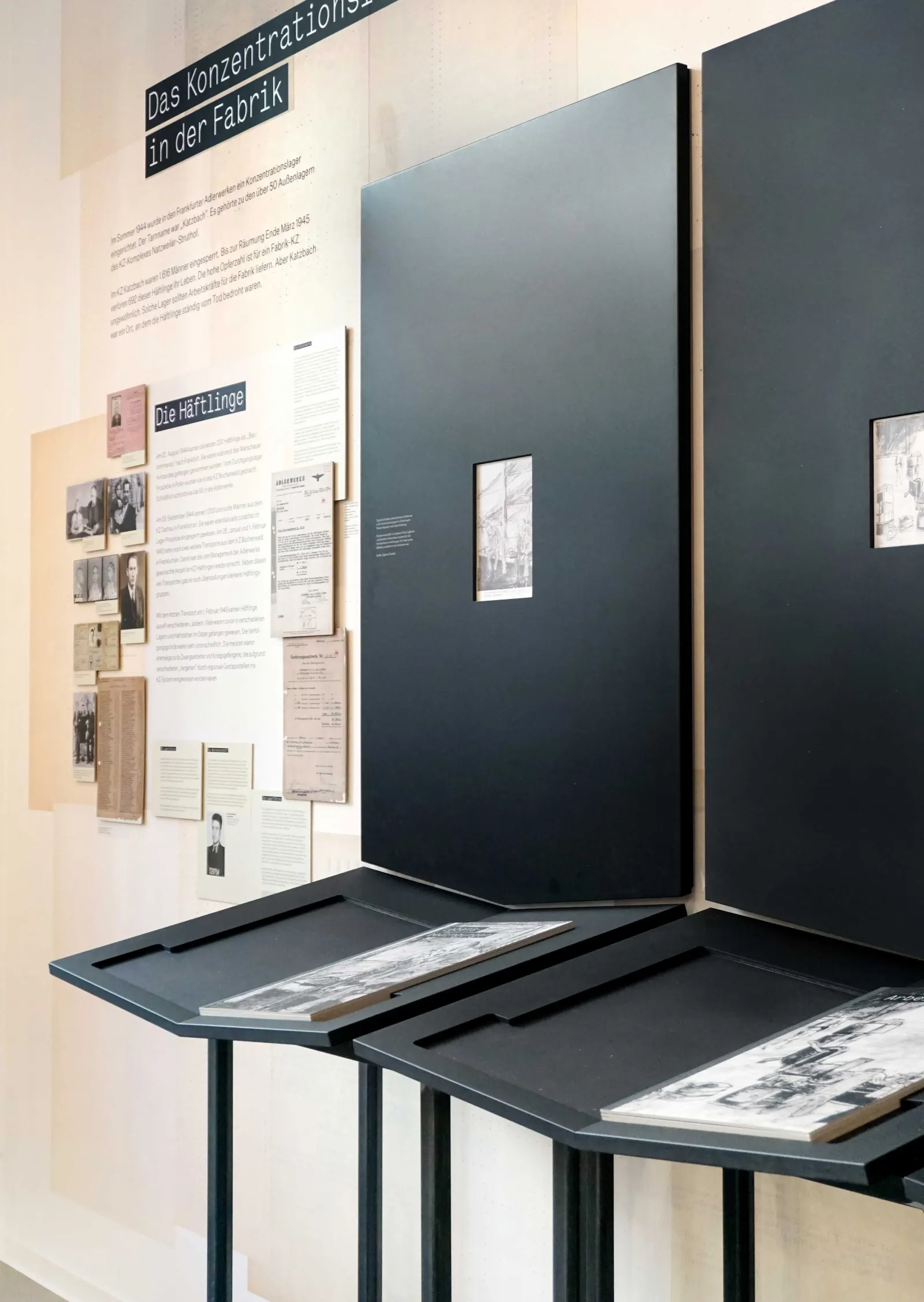 Geschichtsort Adlerwerke — Ausstellungsgrafik im Raum